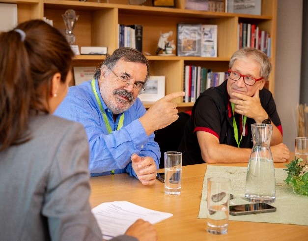 Dr. António Matos da Fonseca (links) und v.Prof. OA Dr. Dr. Angelo Trödhan (rechts) diskutieren über Piezotechnologie.