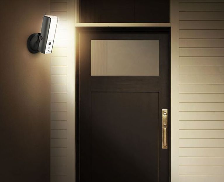 Eclairage extérieur avec caméra contrôlable par app | Luminaire.fr