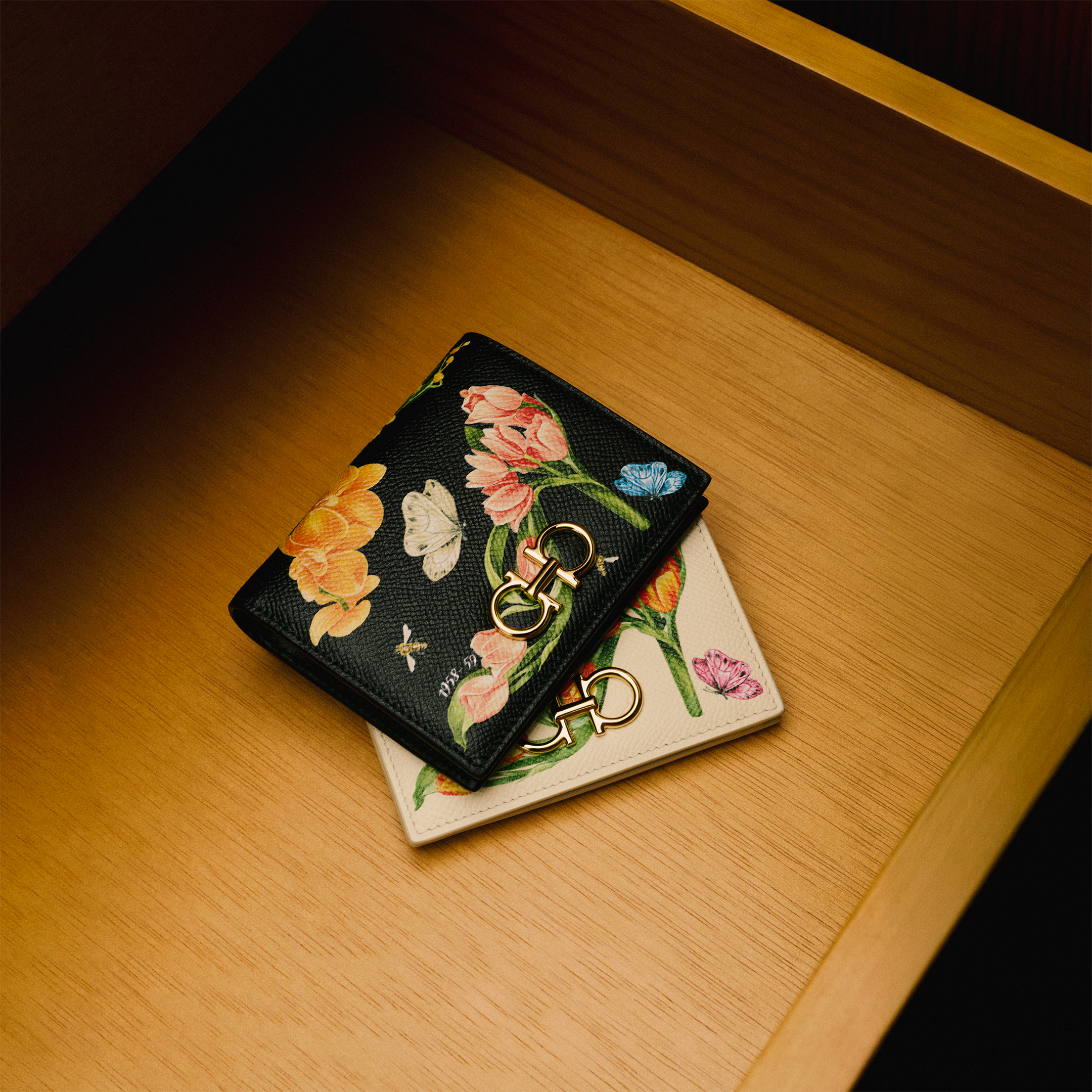 Ferragamo - Gancini compact wallet