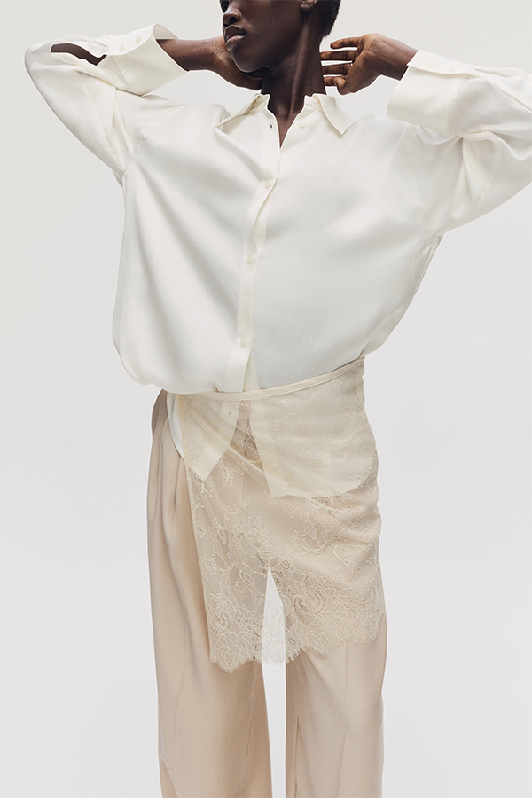 Short hip scarf in lace with narrow ties on one side.