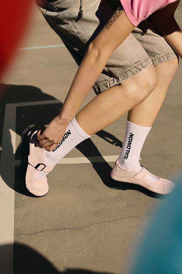 A versatile and unexpected recovery silhouette.  RX MARIE JEANNE reinterprets traditional fashion codes, merging them with technical recovery footwear. A must-have in any summer footwear quiver, its minimalistic monochrome design is an understated expression of style that’s both technical, cosy and ultra versatile. Built for everyday wear, any time, any place, on anyone.