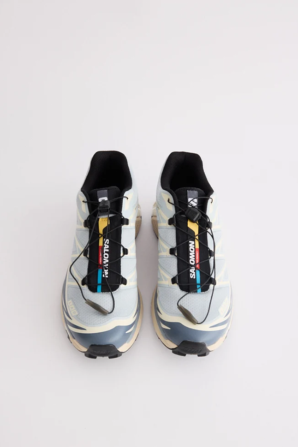 Salomon creates streetwear worthy sneakers originally designed for athletes undertaking ultra-distance races in harsh conditions. The XT-6 receives an updated construction featuring a single layer mesh and TPU protective coating. Alongside the Quickpull lacing system, EVA midsole and lugged outer-sole, this technical sneaker is the ideal addition for your all conditions rotation.