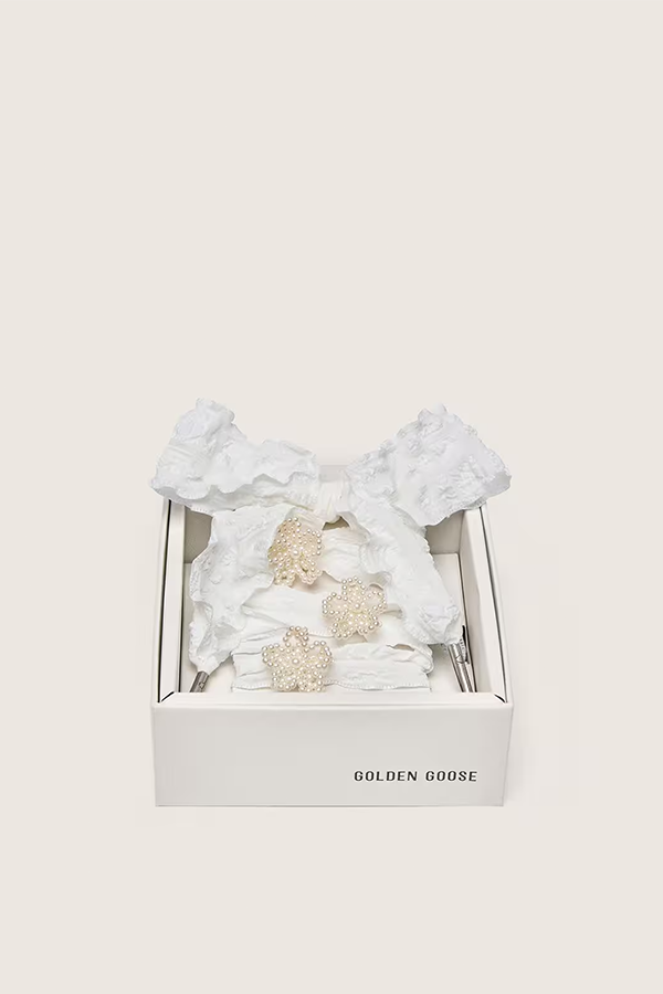 Customize your favorite sneakers with "Skins", our embellished laces, designed to express your unique style through accessories and colors that are sure to impress. This model features white crinkle laces, embellished with three flower-shaped beaded appliqués. The ideal accessory to let your personality shine.