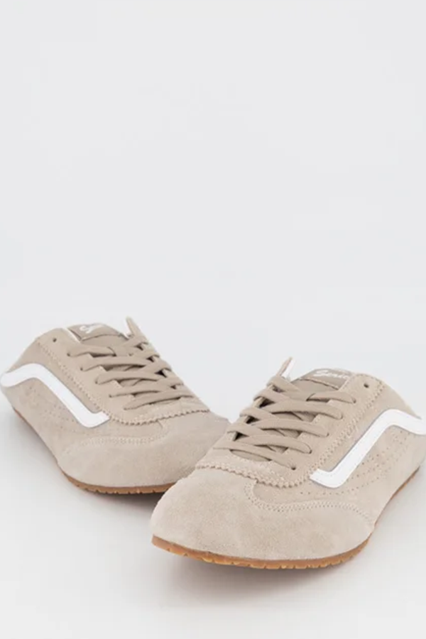 The Vans Super Lowpro Mule brings casual comfort to your rotation in a versatile beige colourway. Inspired by the classic Lowpro, this slip-on sneaker features a soft premium suede upper with lace detailing for an adjustable fit and elevated everyday look. 