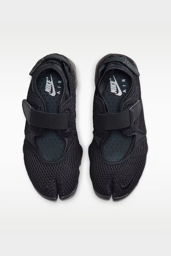 Slide in and strap up. The Nike Air Rift pairs a chic split-toe design with the comfort of Nike Air cushioning. A mesh upper gives this version a breezy, lightweight feel.