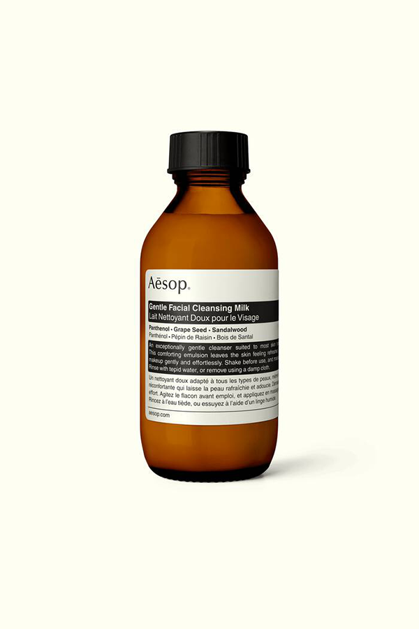 An exceptionally gentle cleanser for daily use, enhanced with botanicals renowned for their soothing properties. Removes makeup effortlessly and rinses with ease.