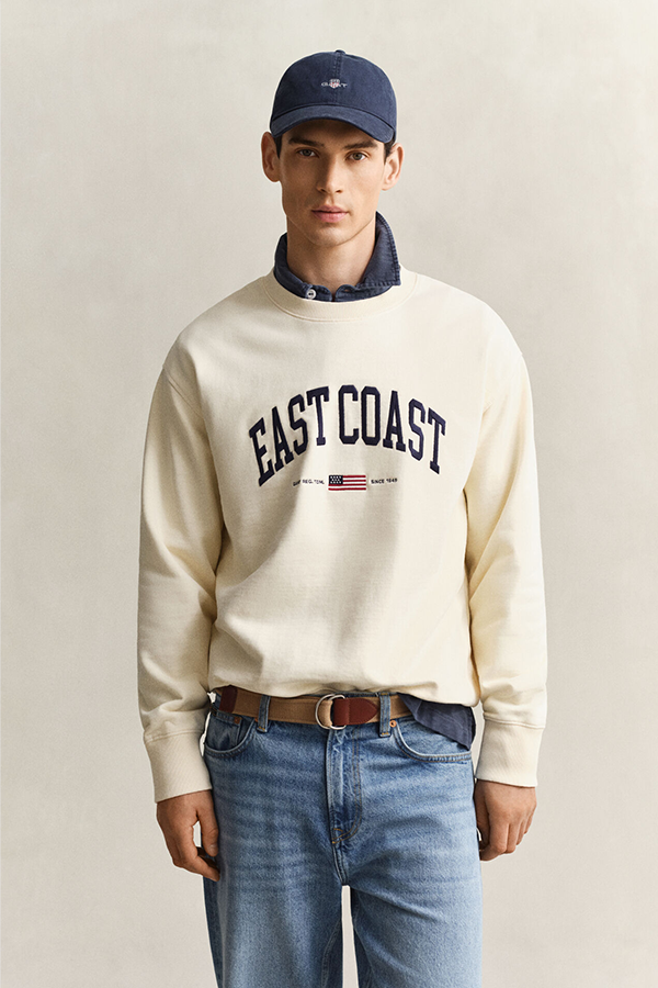 Crafted from 100% cotton, this sweatshirt is detailed with a garment wash for a more lived-in look and feel. Cut for a relaxed fit, it features a ribbed crew neck, hem and sleeve cuffs and a seasonal Gant graphic placed on the middle of the chest. This garment is intended for a relaxed fit.