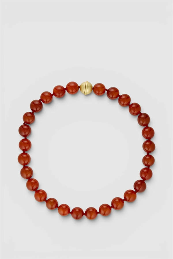 The Edith Necklace is plated for a refined finish, ideal for enhancing both day and evening looks. Smooth semi-precious stones and a magnetic barrel clasp combine practicality with a sophisticated feel. 