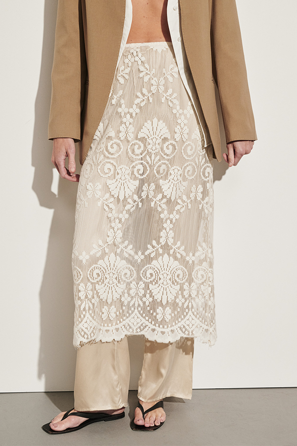The case for lace continues (this time designed uniquely in house). Reina is an ivory sheer column midi with a narrow elasticated waist and scallop hem. Detachable mini included (you're welcome).