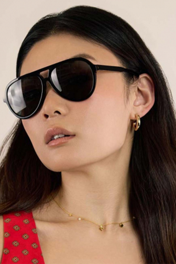 The frame design of Oscar Wylee’s Gisele sunglasses is characterised by their aviator shape, low nose bridge, and bio acetate frame. Gisele is a wearable women's glasses frame that will complement any outfit or event, day to night.