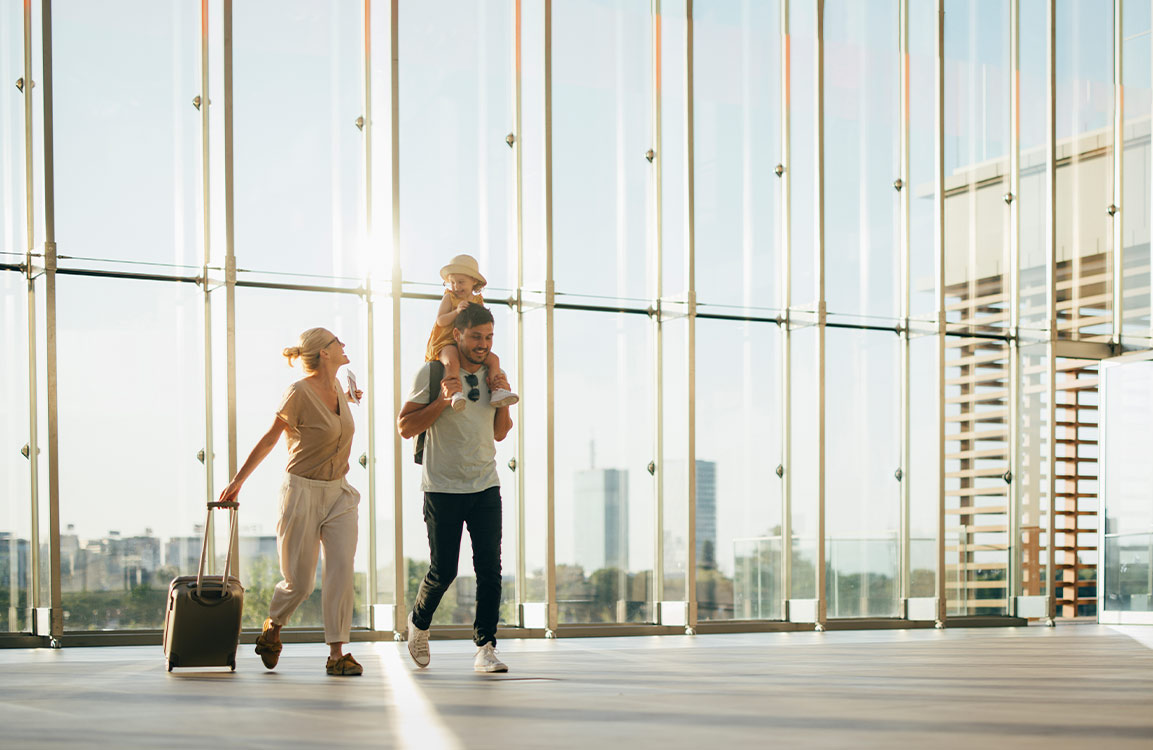 Vater, Mutter und Kind freuen sich auf den gemeinsamen Flug in den Urlaub.