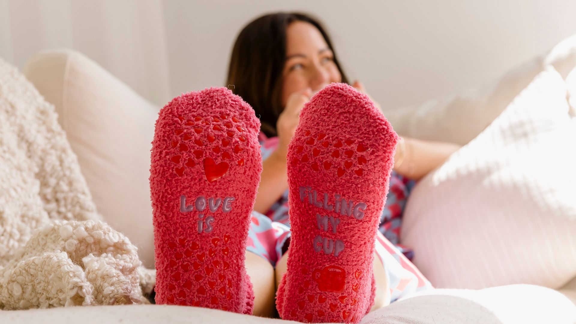 A toe‑tally cosy moment for Mum!