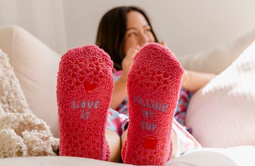 A toe‑tally cosy moment for Mum!