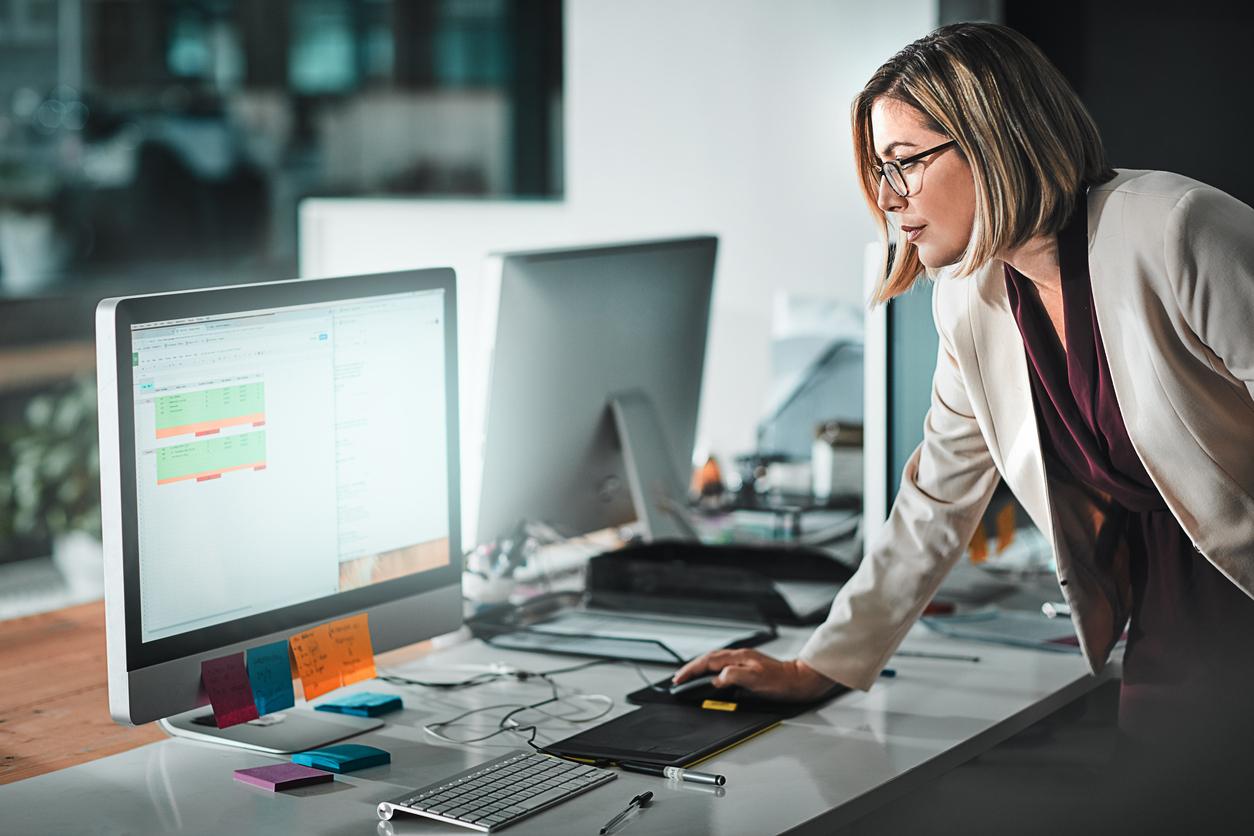 woman clocking in to work on computer