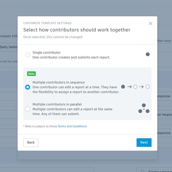 Remplissage et révision des listes de contrôle de construction par plusieurs personnes dans le logiciel de formulaires et contrats de construction.