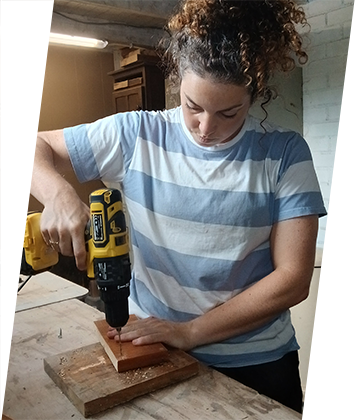 Leslie boort gaten voor