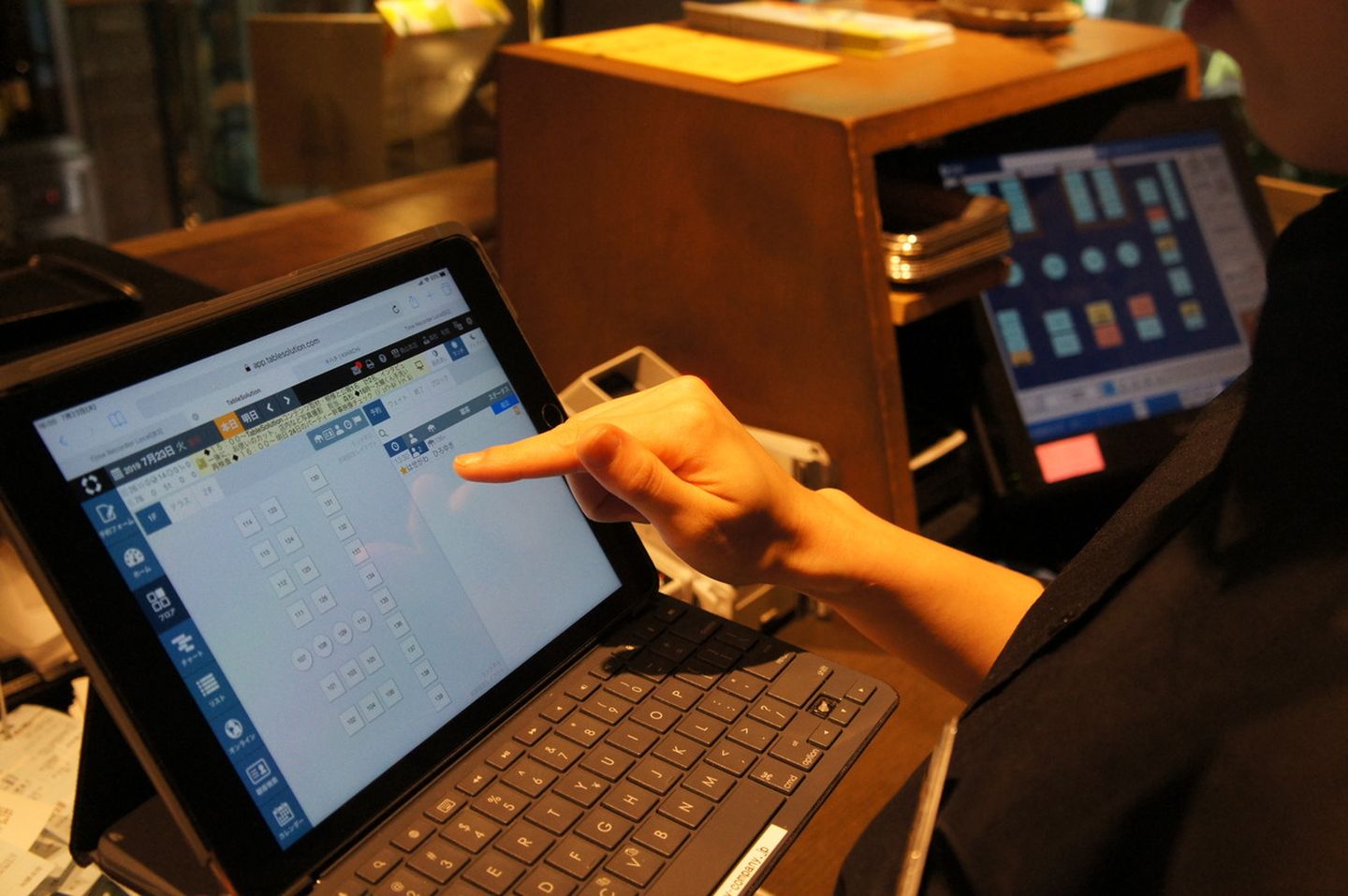 フロント（受付）以外にも、キッチンやホールとリアルタイムで予約・顧客情報を連携