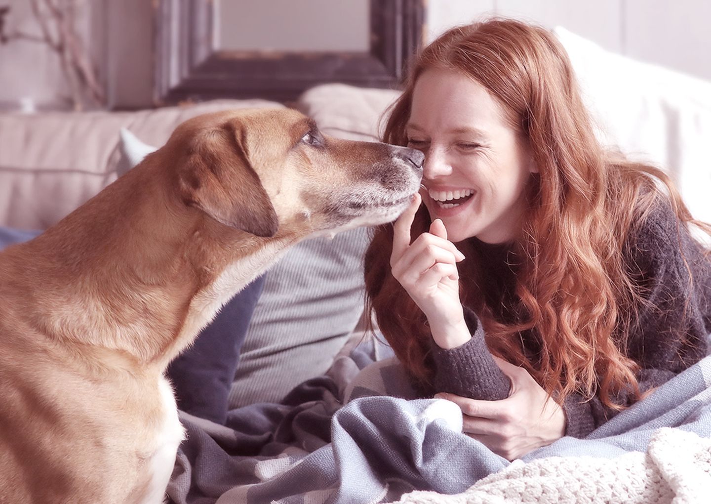 Donna col cane sul divano