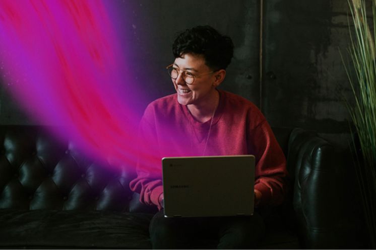 Member on laptop with reward current