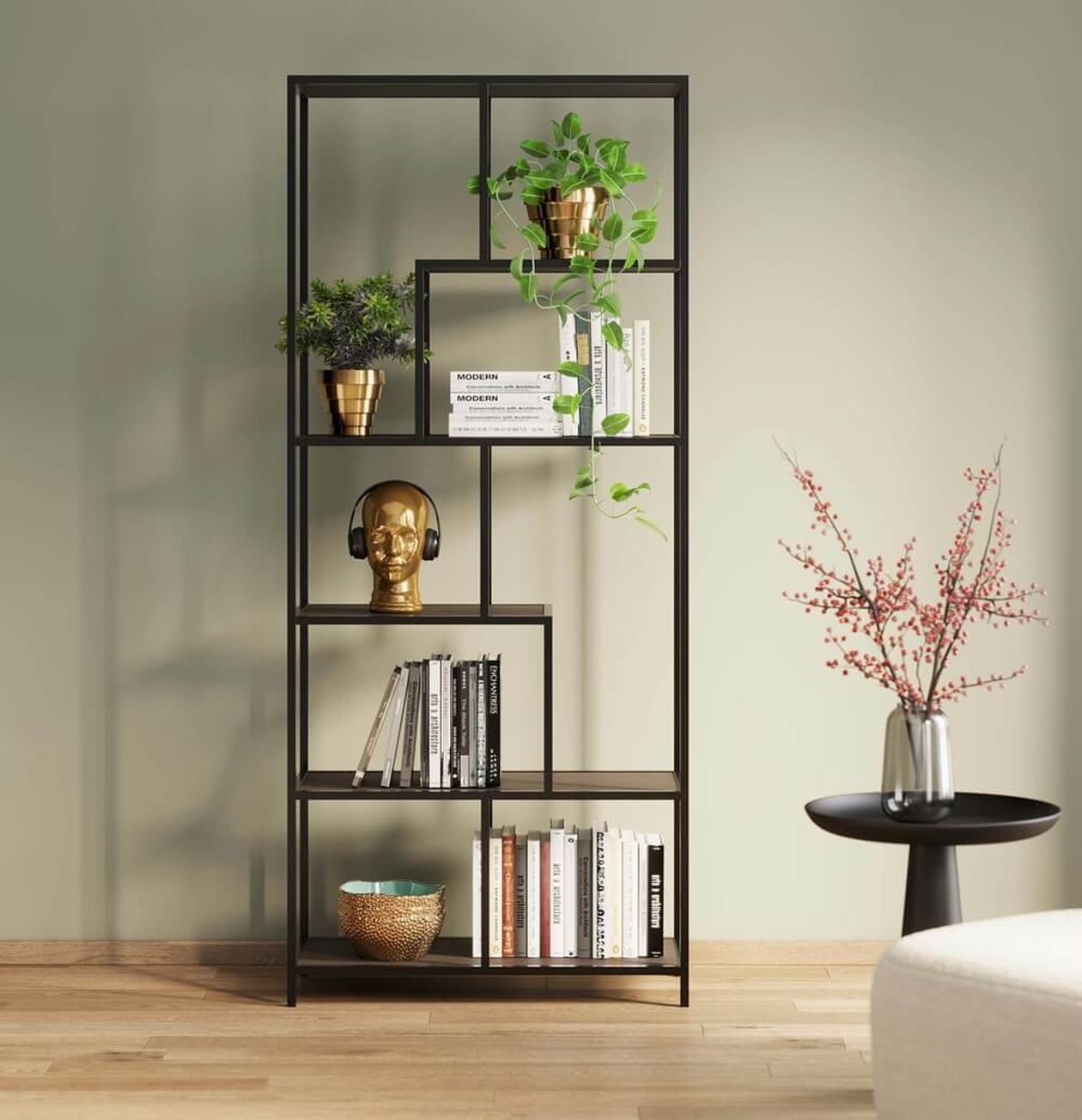 Ein modernes, schwarzes Metallregal mit Pflanzen, Büchern, einer goldenen Büste mit Kopfhörern und Dekoartikeln. Daneben steht ein runder Tisch mit einer Vase.