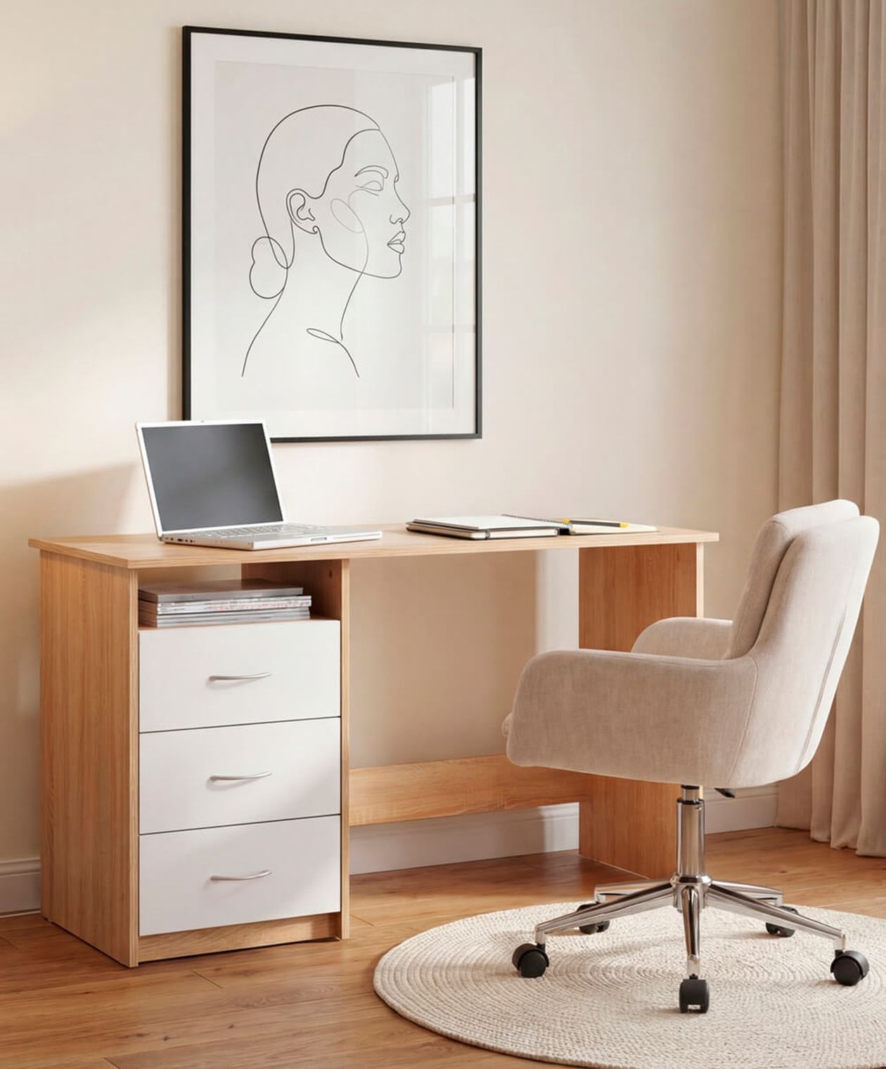 Cremefarbener gepolsterter Drehstuhl mit Armlehnen und Chromgestell auf Rollen an einem Schreibtisch in einem hellen Home-Office.