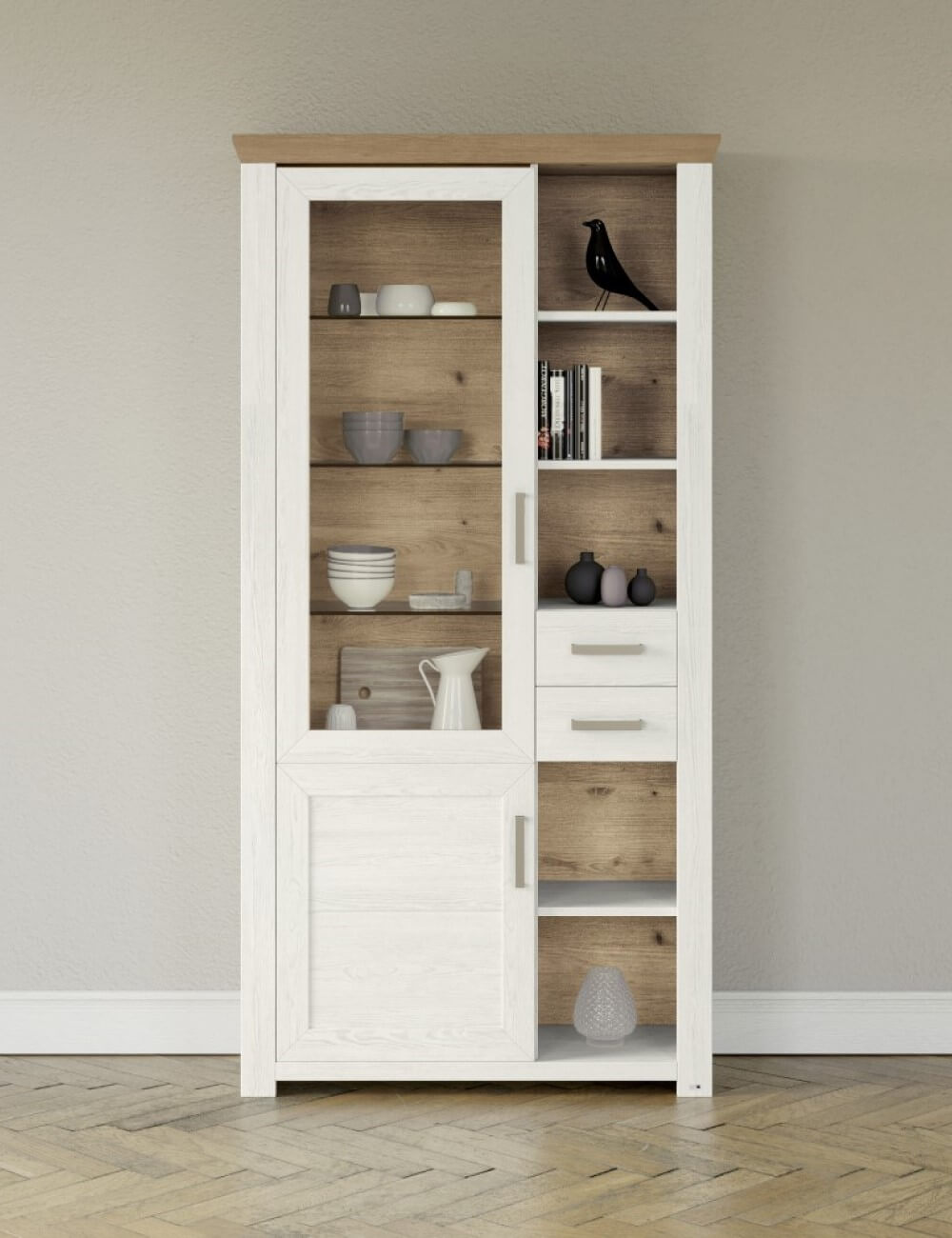 Vitrine York von Musterring in weißem Dekor. Der üppige Stauraum ist mit vielen Dekogegenständen und Geschirr belegt.