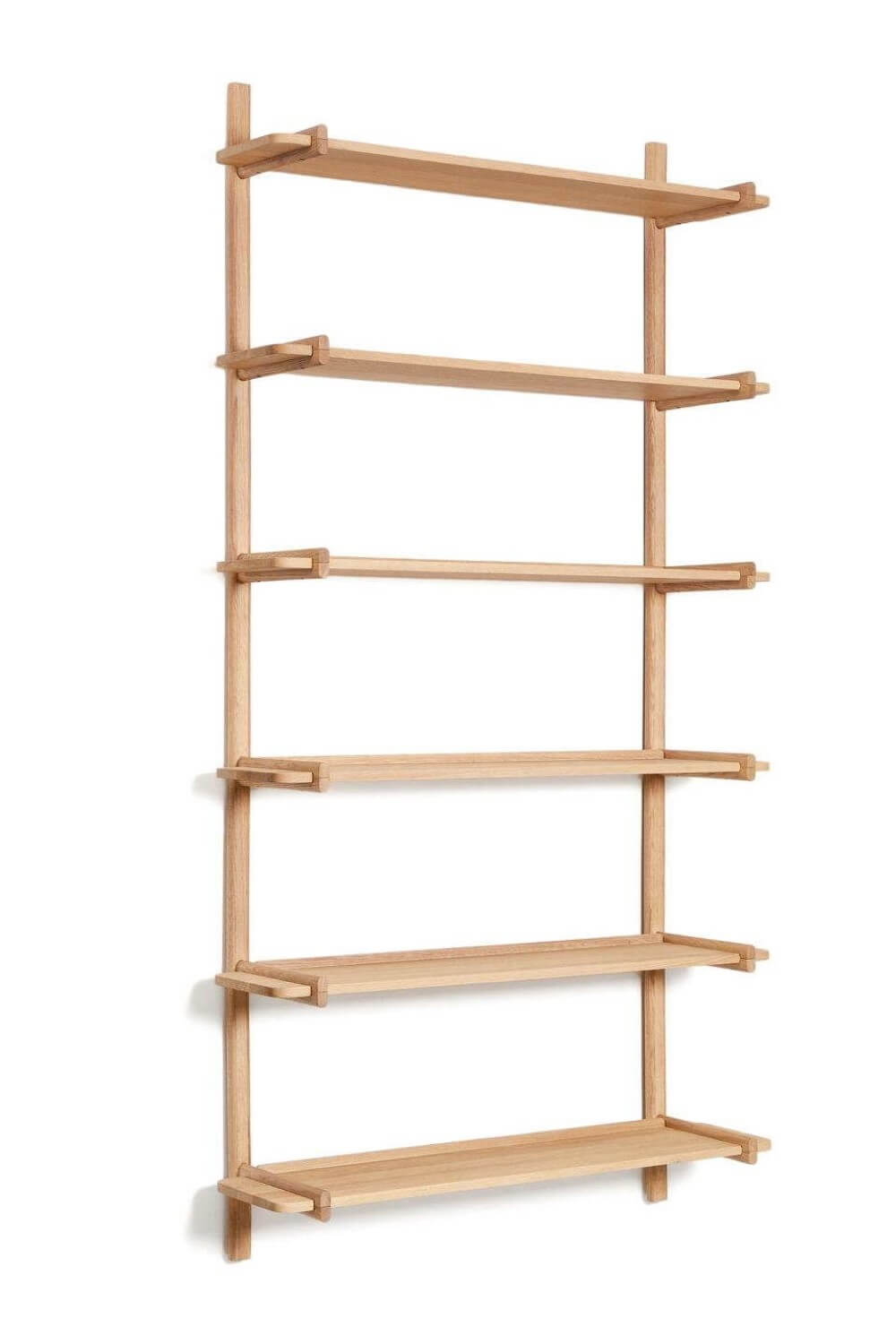 Ein minimalistisches, an der Wand montiertes Holzregal mit sechs gleichmäßig verteilten horizontalen Regalböden und vertikalen Stützen.