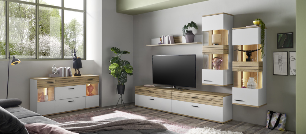 Wohnzimmer Möbel Serie Quincy von set one by Musterring in Hellgrau mit Lamellen im Eichenlook und Glasausschnitte