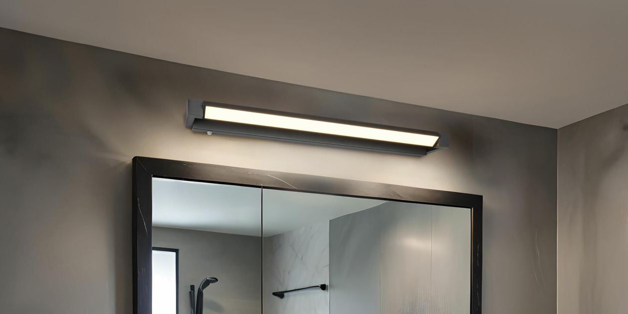 Moderne LED-Lichtstange in elegantem Schwarz sorgt für optimale Ausleuchtung über dem Badspiegel. Ideal für ein stilvolles, helles und funktionales Badezimmerambiente.