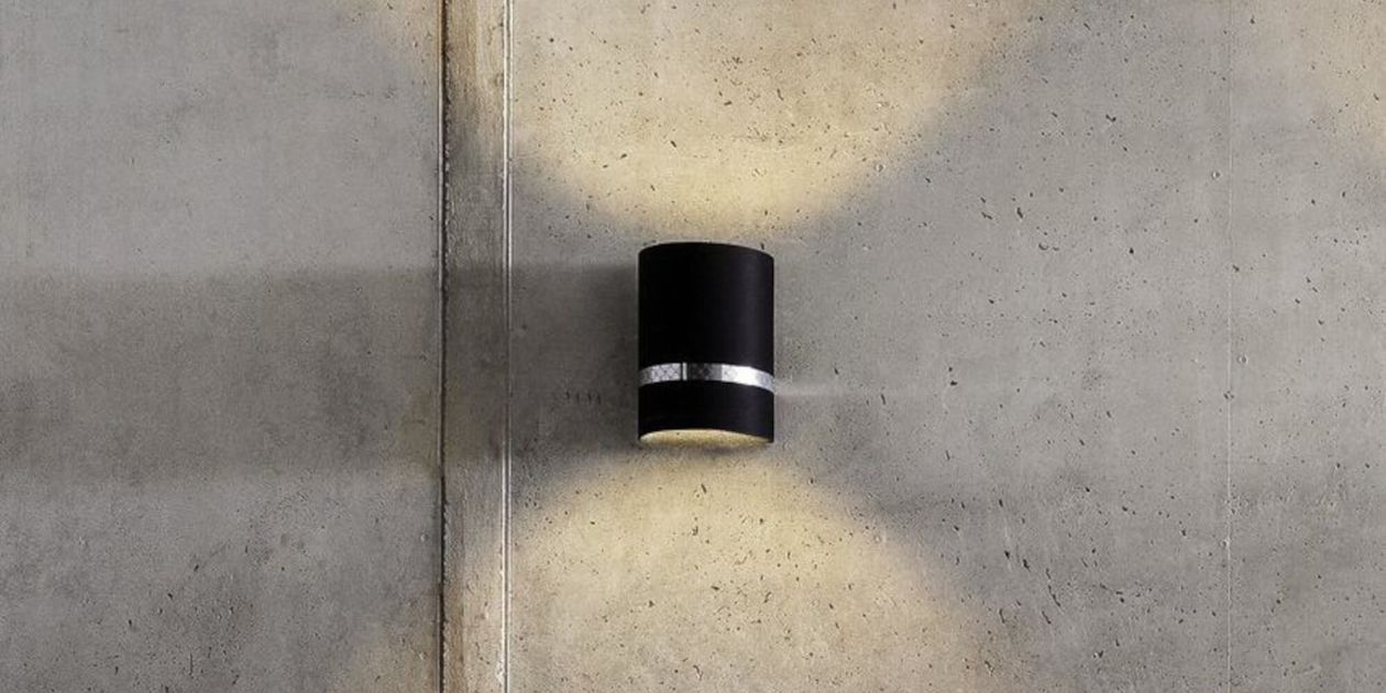 Modernes Up-&-Downlight setzt präzise Lichtakzente vor einer minimalistischen Betonwand. Perfekt für stilvolle Ambientebeleuchtung in modernen Wohn- und Arbeitsbereichen.