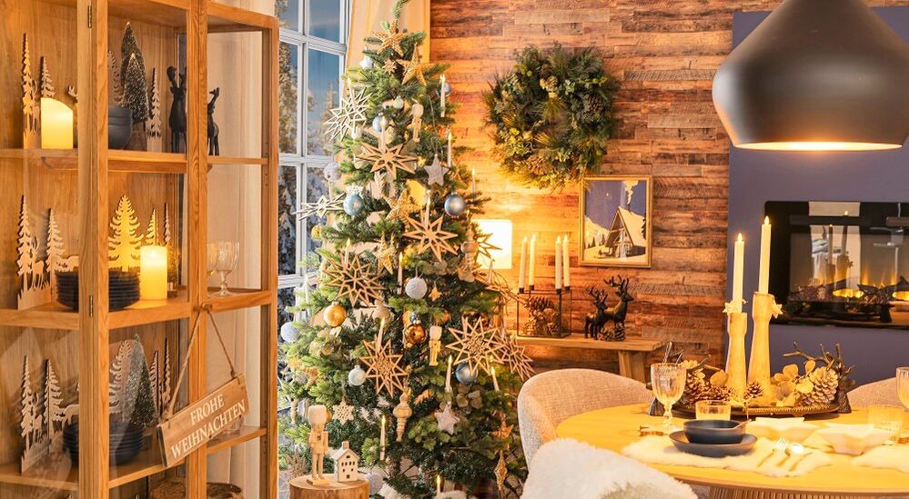 Gemütliche Weihnachtsszene mit geschmücktem Baum, Kerzen und einem festlich gedeckten Esstisch in einem warm beleuchteten Raum.