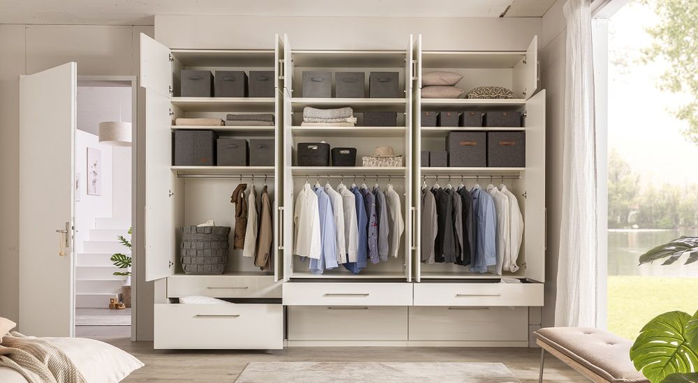 Kleiderschrankkonfigurator: individuell konfigurierter weißer Kleiderschrank mit offenen Türen