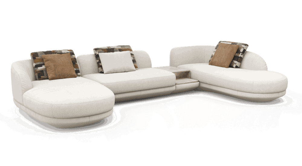 Modernes weißes Sofa mit geschwungenem Design, gemusterten und schlichten braunen Kissen und einem zentralen Holzakzent.