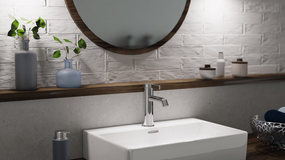 Modernes Badezimmer mit einem runden Spiegel, weißer Ziegelwand, eleganter Armatur und dekorativen Vasen auf einem Holzregal über einem rechteckigen Waschbecken.