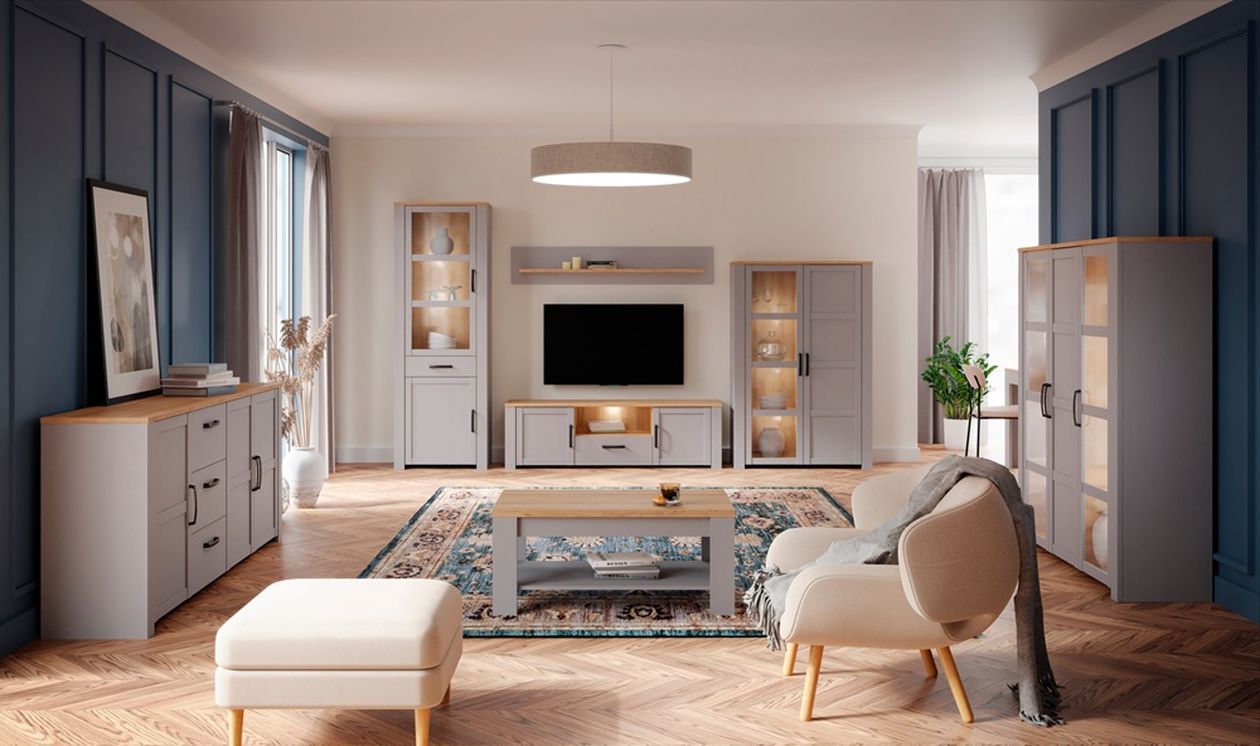 Modernes Wohnzimmer mit blauen Akzentwänden, Holzmöbeln, Fernseher und gemustertem Teppich. Beige Stühle und ein Fußhocker sorgen für Gemütlichkeit.