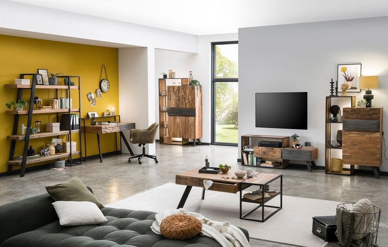 Modernes Wohnzimmer mit grünem Sofa, Holzmöbeln, Fernseher, Regalen und einer gelben Akzentwand. Großes Fenster sorgt für natürliches Licht.