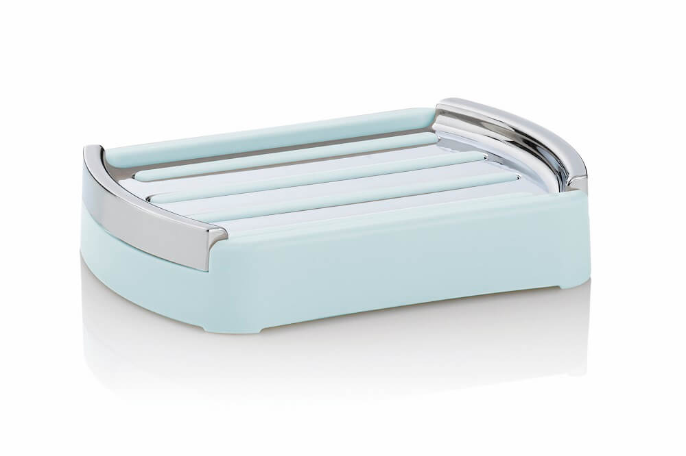 Hellblaue, silberne Seifenschale mit einem eleganten, modernen Design, das erhöhte Rillen und reflektierende Metallakzente aufweist.