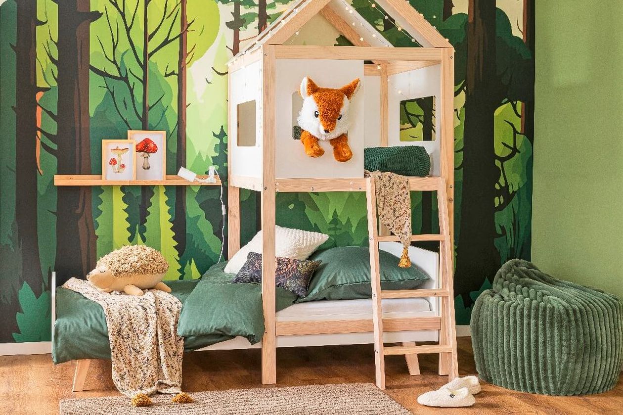 Kinderzimmer mit Waldthema; Etagenbett in Form eines Baumhauses, Plüschfuchs, grüne Bettwäsche und waldähnliche Dekoration mit einer Naturtapete.
