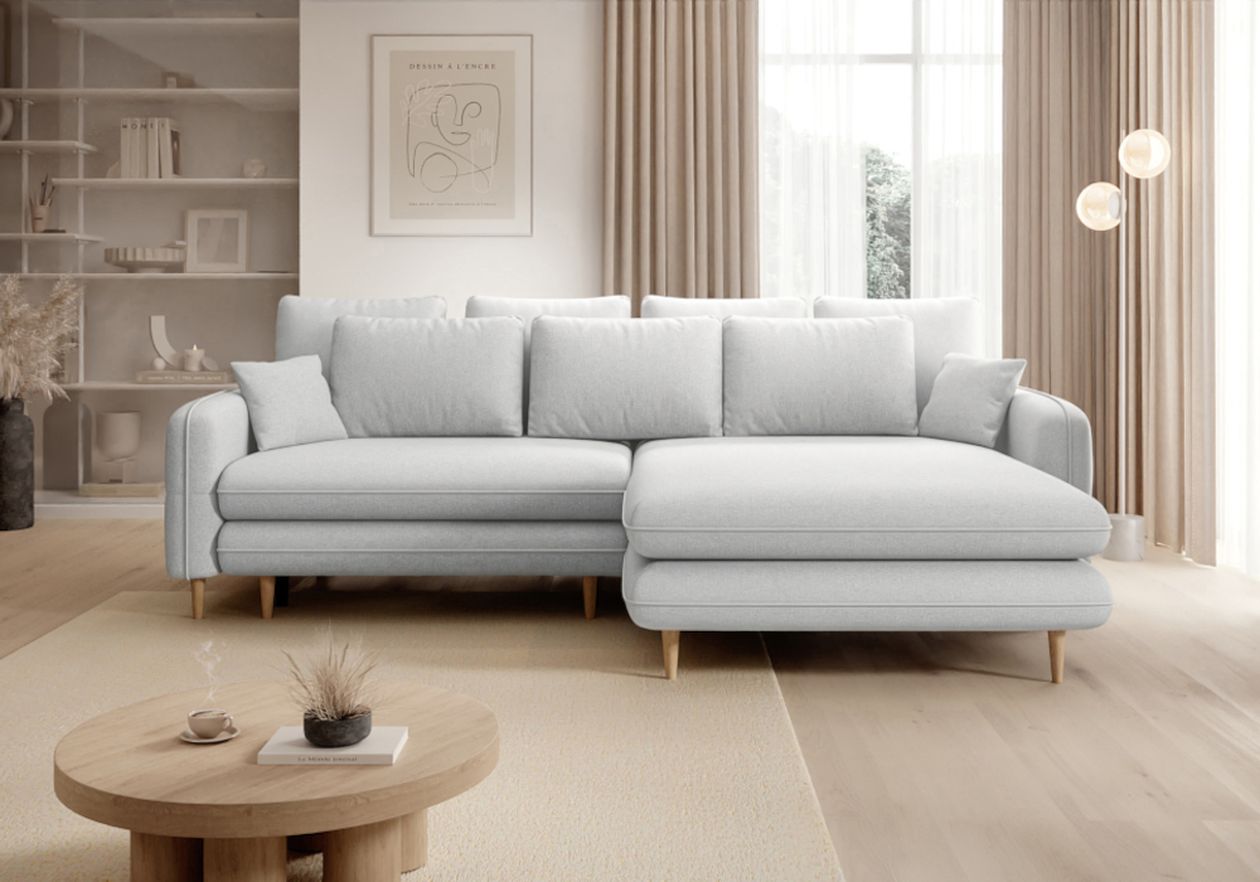 Ein modernes Wohnzimmer mit einem hellgrauen Ecksofa, einem Couchtisch aus Holz, Wandbildern und großen Fenstern mit Vorhängen. Neutrale Farbtöne schaffen eine einladende Atmosphäre.