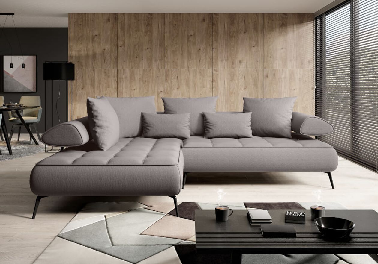Ein modernes Wohnzimmer mit einem großen grauen Ecksofa, einer Akzentwand aus Holz, einem schwarzen Couchtisch und Jalousien, die das Tageslicht filtern.