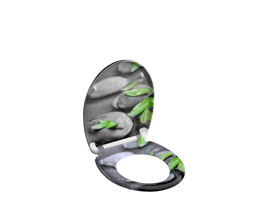 WC-Sitz mit einem Design aus glatten grauen Steinen und grünen Blättern.