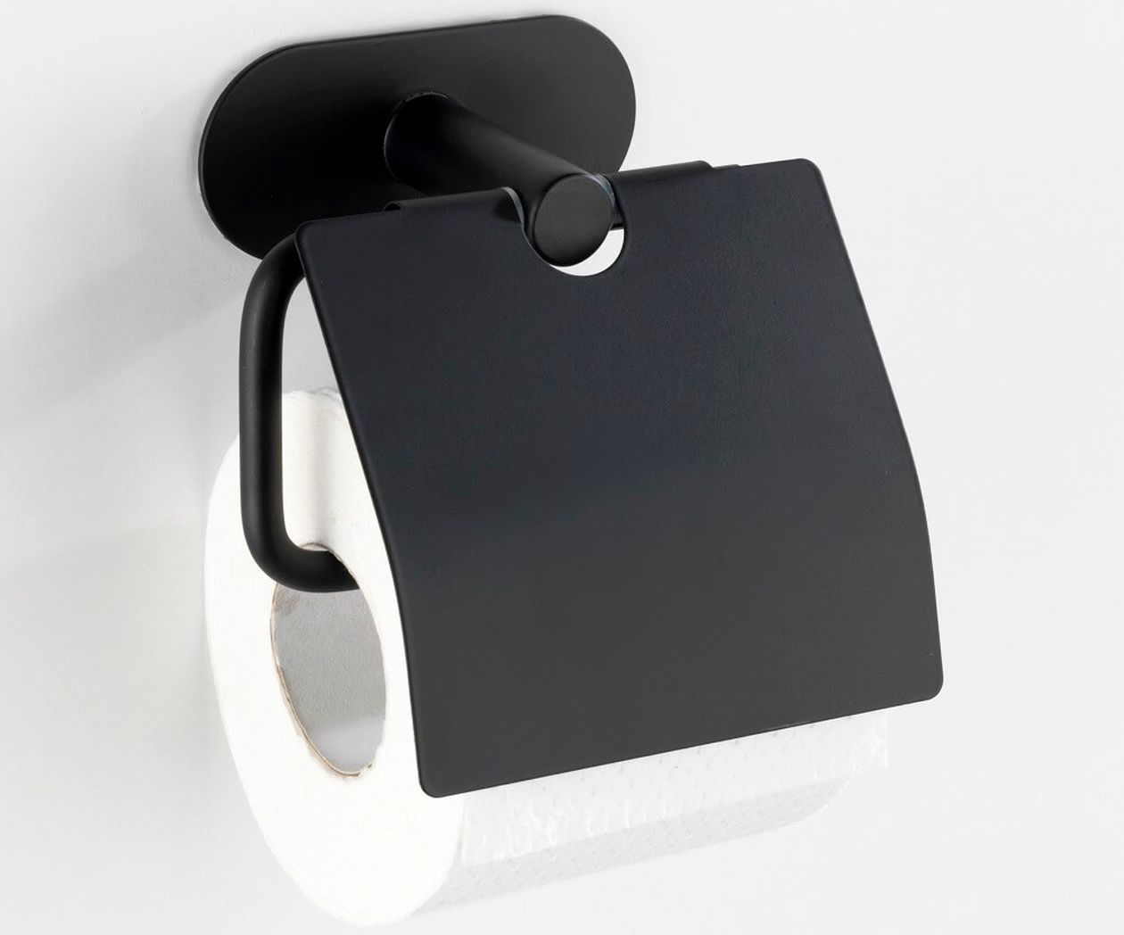 Schwarzer Toilettenpapierhalter mit einer Rolle weißen Toilettenpapiers, an der Wand montiert. Der Halter hat ein schlankes, modernes Design mit einer Abdeckung.