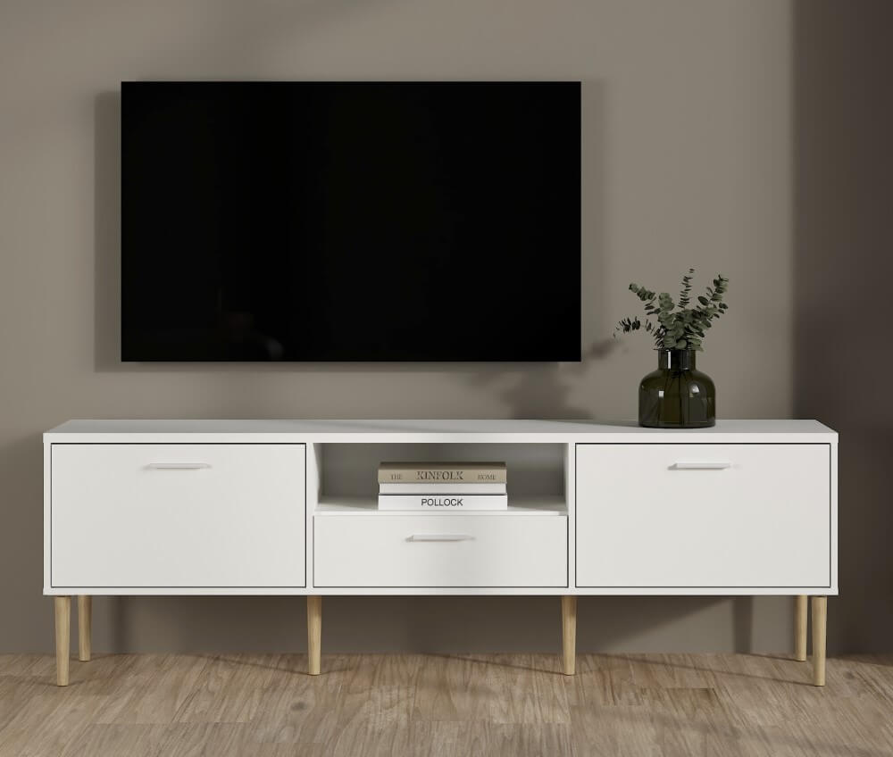 Klassisches Lowboard in Weiß mit Füßen in Holzoptik. Bücher und Pflanzen als dekorative Gegenstände auf dem Lowboard.