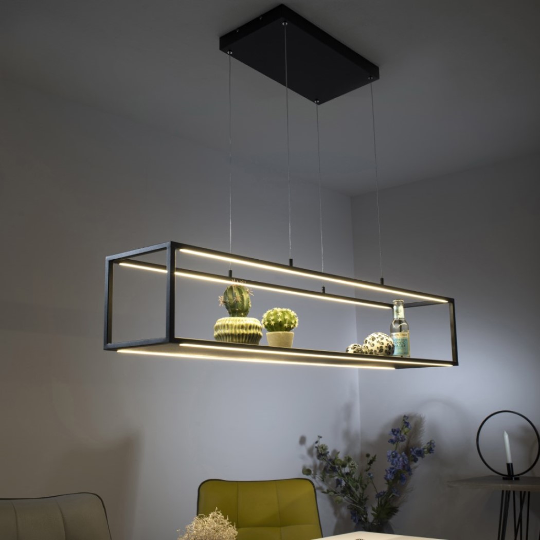 Eine moderne rechteckige Pendelleuchte mit Regalen, auf der kleine Pflanzen und eine Flasche ausgestellt sind, hängt über einem Esstisch mit minimalistischem Dekor.