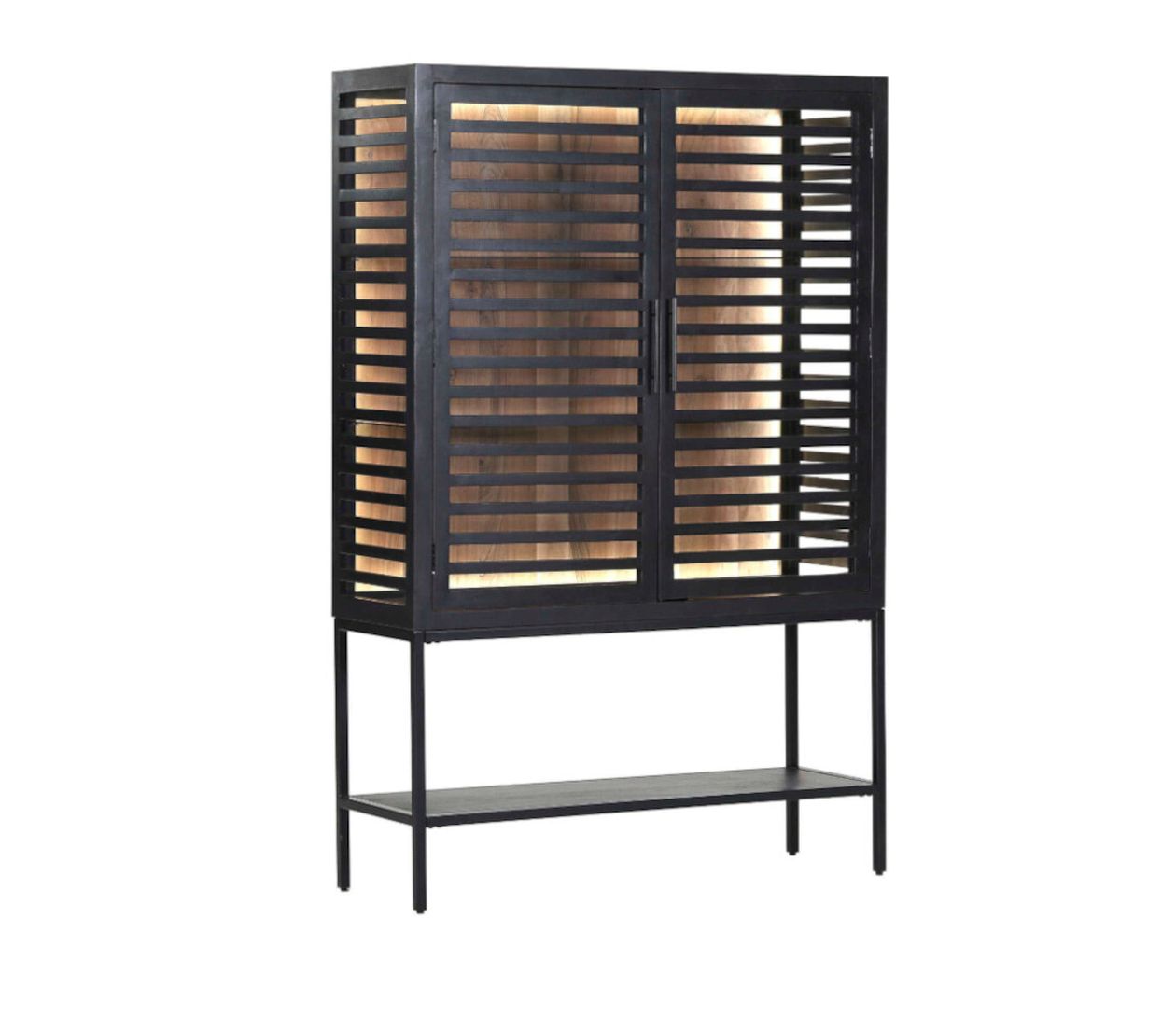 Moderner schwarzer Schrank mit Lamellentüren auf hohen Beinen, mit offenem unteren Regal und sanft beleuchtetem Innenraum, der die Holzoberflächen hervorhebt.