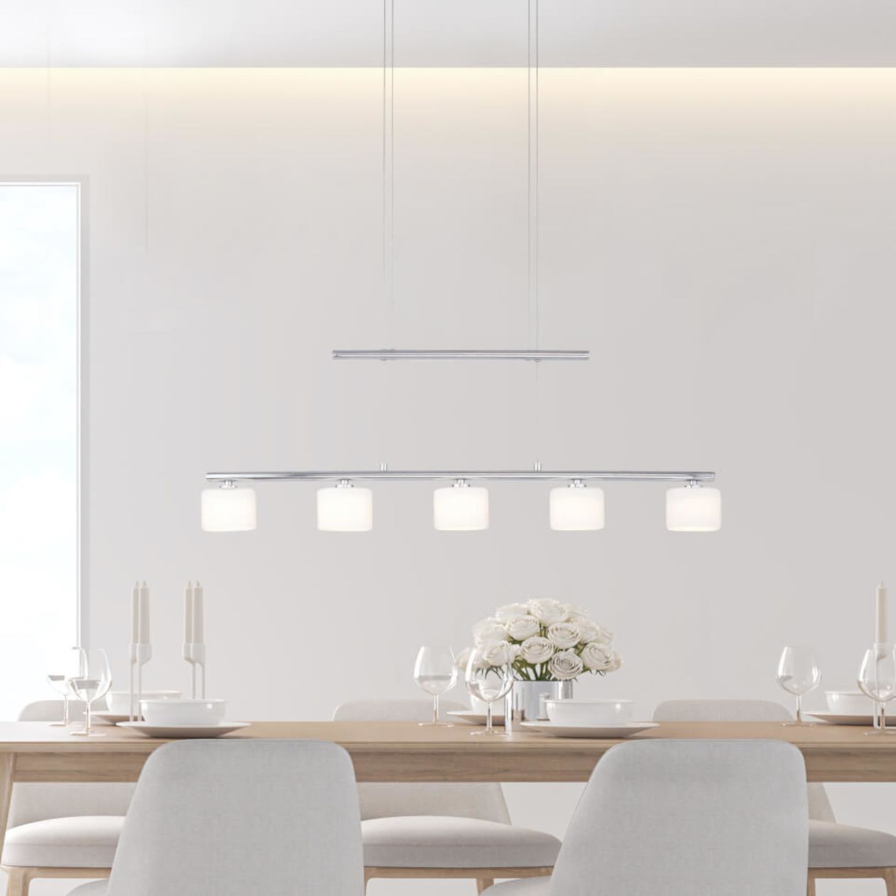Elegante Pendelleuchte mit fünf Milchglasschirmen sorgt für weiches, harmonisches Licht über dem Holzesstisch. Ideal für ein warmes und einladendes Esszimmerambiente.