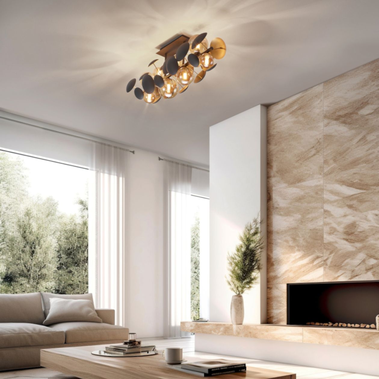 Modernes Wohnzimmer mit einem beigen Sofa, einem Couchtisch aus Holz und einem Marmorkamin. Kunstvolle Deckenleuchte und große Fenster mit transparenten Vorhängen.