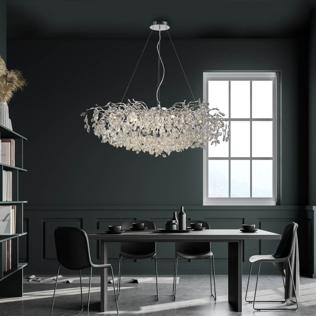 Ausdrucksstarke Pendelleuchte mit transparenten, gedrehten Glaselementen bringt glamouröse Lichtreflexe in das Esszimmer mit petrolfarbener Wand. Ideal für eindrucksvolle, moderne Interieurs.