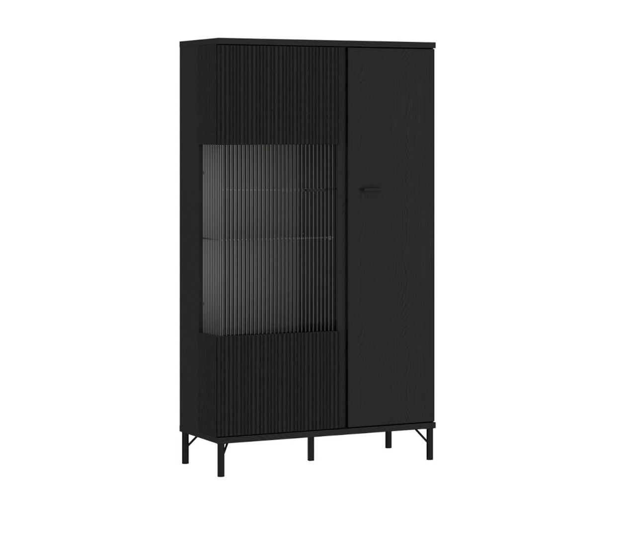 Hoher, schwarzer Holzschrank mit Paneel-Design, mit drei Einlegeböden hinter geriffeltem Glas auf der einen Seite und einer massiven Tür auf der anderen Seite.
