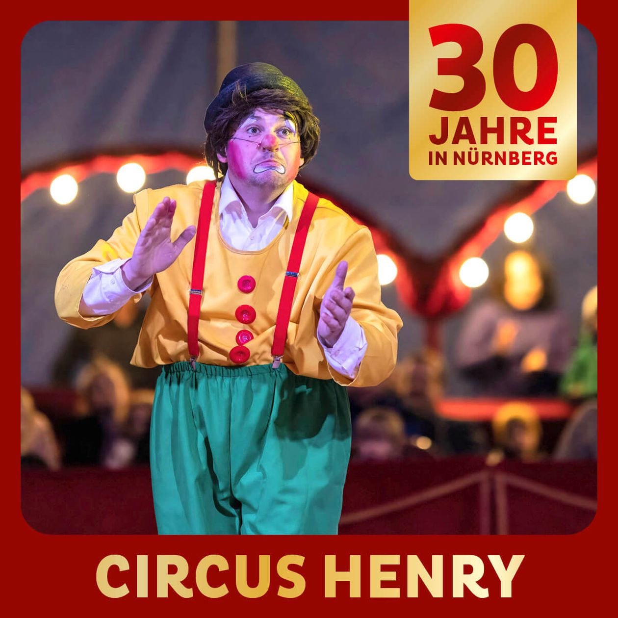 Clown im gelben Hemd und grüner Hose, im Zirkuszelt. Text: "30 Jahre in Nürnberg. Circus Henry".